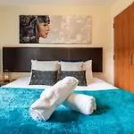 Haus City Centre Apartment - Arcadian - China Town - King Size Bed - Balcony - Parking - Top Rated